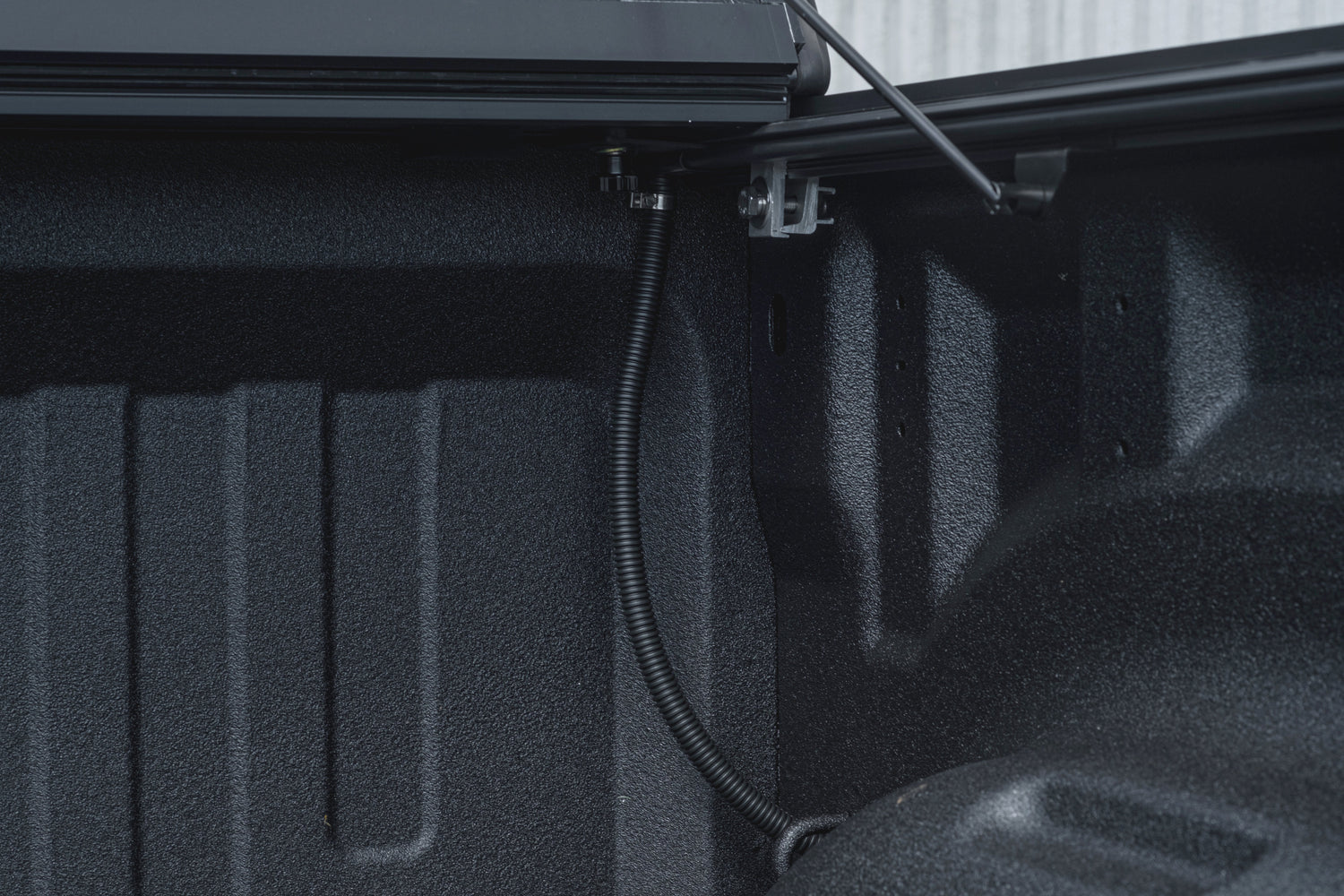 U-Guard Low Profile Flip up Tonneau Cover (Ford Ranger 2024-2025 5' Bed)